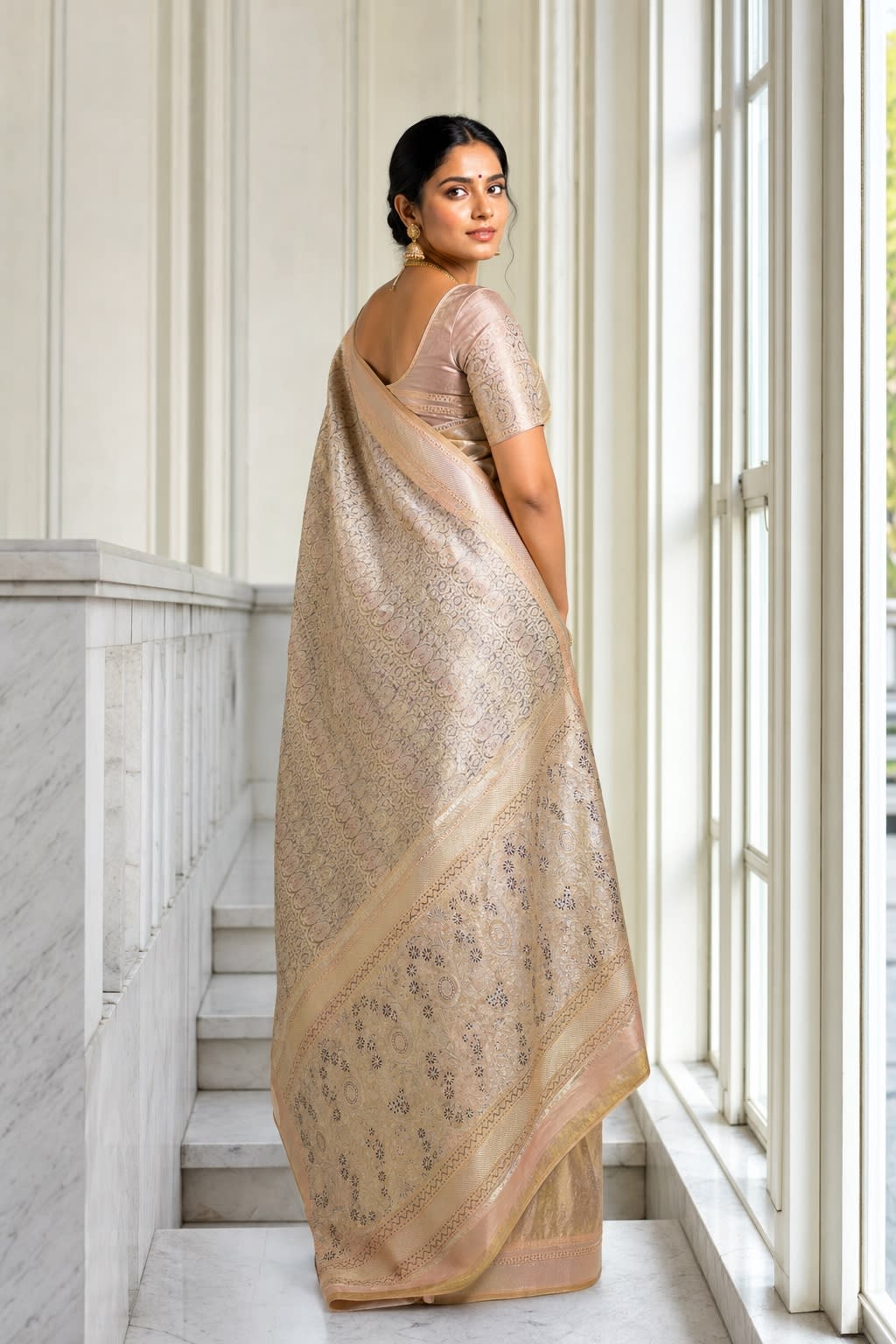Handloom Silver Grey And Gold Silk Saree thumbnail 2
