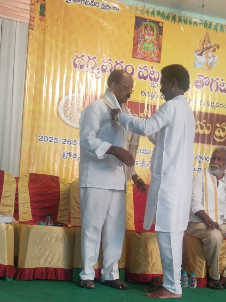 Dasari Sreeramulu being honoured at a Dharmavaram weavers' association gathering